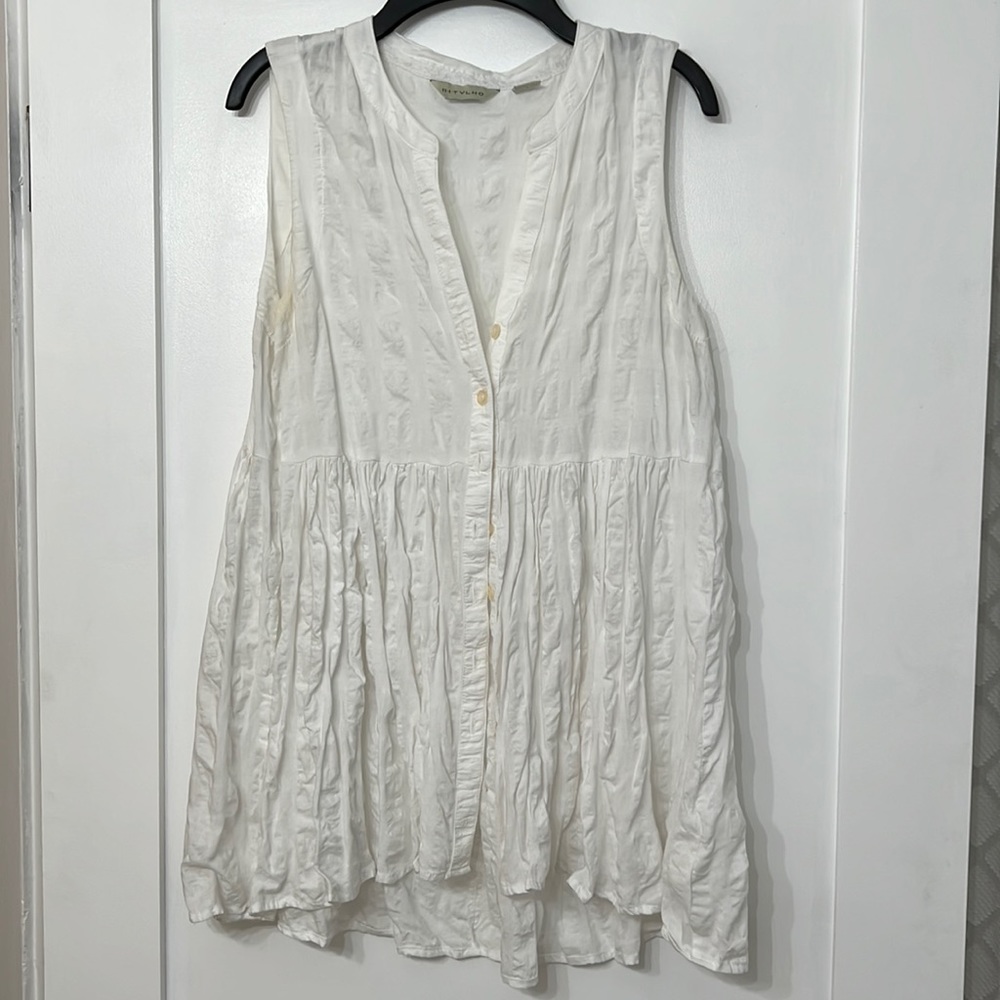 Button front tank.  size small